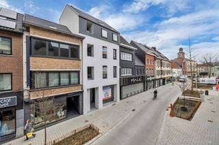 <p>Deze instapklare nieuwbouw handelsruimte van <strong>112 m²</strong> bevindt zich op een uitstekende zichtlocatie in <strong>Ninove</strong> en biedt een veelzijdige basis voor ondernemers die op zoek zijn naar een representatieve en vlot bereikbare werk- of praktijkruimte.</p><p>Dankzij de moderne afwerking, de praktische indeling en de verzorgde uitstraling leent het pand zich perfect voor diverse professionele invullingen, zoals een <strong>kantoorruimte, vrij beroep, paramedische praktijk, coachingruimte, schoonheidsinstituut, advieskantoor, showroom of dienstverlenende activiteit</strong>.</p><p>De handelsruimte verkeert in uitstekende staat en is voorzien van een <strong>kitchenette</strong>, <strong>twee toiletten</strong> en een <strong>berging</strong>, die inbegrepen is in de huurprijs. Hierdoor combineert het pand comfort, functionaliteit en professionele uitstraling op één centrale locatie.</p><p>De strategische ligging in Ninove zorgt voor een sterke bereikbaarheid en visibiliteit, wat deze ruimte bijzonder interessant maakt voor ondernemers die hun zaak willen uitbouwen op een commerciële toplocatie.</p><p></p><p><strong>Huurprijs:</strong> €1.350/maand excl. btw<br /><strong>Gemeenschappelijke kosten:</strong> €75/maand<br /><strong>Beschikbaarheid:</strong> onmiddellijk beschikbaar</p><p></p><p>Een uitstekende opportuniteit voor wie op zoek is naar een moderne, flexibele en commercieel aantrekkelijke handelsruimte in Ninove.</p>