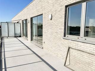 <p><span>Appartement récent d'une chambre à coucher avec grande terrasse à la gare de Waregem</span></p><p><span> </span></p><p><span>INDELING</span></p><p><span>Vous entrez dans l'appartement par le hall d'entrée avec les toilettes pour invités.</span></p><p><span>Il y a une salle de séjour lumineuse avec une cuisine ouverte spacieuse équipée de tout le confort moderne.</span></p><p><span>La terrasse très spacieuse ajoute une touche très agréable à l'appartement.</span></p><p><span>A côté du salon se trouve une chambre à coucher spacieuse et une salle de bains avec douche à l'italienne.</span></p><p><span>Un parking privé se trouve à côté de l'appartement.</span></p><p><span> </span></p><p><span>TECHNIQUE</span></p><p><span>Label epc A favorable.</span></p><p><span>L'électricité de l'appartement est conforme.</span></p><p><span> </span></p><p><span>PRATIQUE</span></p><p><span>L'appartement est actuellement loué, mais contre acte, l'appartement est libre de locataire.</span></p><p><span>Pour plus d'informations et/ou pour prendre rendez-vous, appelez Eefje à Immo D'hondt 0498 88 88 89 ou envoyez un courriel à eefje@immodhondt.be</span></p><p><span> </span></p>
