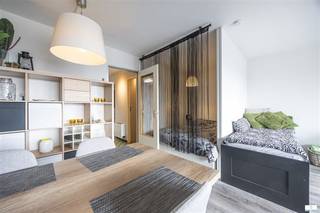 Zeer ruime, instapklare en modern gemeubelde studio met een zonnig terras en open zicht op beschermd duinengebied. De Studio is gelegen aan de achterzijde van een gebouw op de Zeedijk. Indeling : woonkamer, slaaphoek (met een dubbel bed) , vernieuwde keuken, berging, vestiaire, badkamer met ligbad, apart toilet, zonnig terras en grote private kelderberging. Gemeenschappelijke fietsenberging voorzin in het gebouw. De elektrische installatie is volledig conform de geldende wetgeving. Gezellig pand zonder inkijk in gerenoveerd gebouw.