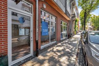 <p>Op zoek naar een <strong>instapklaar en volledig bemeubeld kantoor op een strategische locatie in Antwerpen-Zuid</strong>? Deze verzorgde kantoorruimte van ca. <strong>80 m²</strong> combineert comfort, functionaliteit en een professionele uitstraling. Ideaal voor zelfstandigen, consultants, vrije beroepen of een klein team.</p><p>De kantoorruimte biedt plaats aan <strong>5 vaste werkplekken</strong>. Vier werkplekken bevinden zich in de aangename open kantoorruimte, terwijl een vijfde werkplek is ondergebracht in een <strong>stijlvolle, volledig afsluitbare glazen kantoorbox</strong>. Deze aparte ruimte is ideaal voor een zaakvoerder, vertrouwelijke gesprekken, videocalls of geconcentreerd werk.</p><p>Daarnaast beschikt het kantoor over een <strong>afzonderlijke multifunctionele ruimte</strong>, die perfect dienstdoet als meetingroom, maar eveneens kan worden ingericht als lunch- of eetruimte voor het team.</p><p>Een compacte <strong>kitchenette</strong> en een <strong>privatief toilet</strong> vervolledigen het geheel. Het kantoor wordt <strong>volledig bemeubeld verhuurd</strong>, waardoor je zonder grote investeringen meteen aan de slag kunt.</p><p> </p><p>De kantoorruimte bevindt zich in het bruisende <strong>Antwerpen-Zuid</strong>, een dynamische en gegeerde omgeving met een mix van kantoren, winkels, horeca en dienstverlening. Dankzij de uitstekende bereikbaarheid is dit een ideale uitvalsbasis voor wie een professionele werkplek wil combineren met een centrale ligging.</p><p><strong>Een verzorgde, volledig ingerichte kantoorruimte waar je meteen professioneel aan de slag kunt.</strong></p><p> </p><p>Vraag uw bezoek uitsluitend aan via de website van Malines Group!</p>