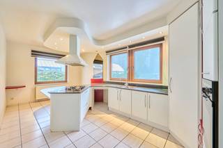 <strong>Zeer ruime en eigentijdse gezinswoning op 11a </strong>De woning van 1993 is verrassend ruim en is gelegen in een zeer rustige buurt nabij alle grote invalswegen. Bij de bouw van deze woning zijn er kwalitatieve en energiezuinige materialen gebruikt. Het EPC Label is B en de elektriciteit is conform. Een heel mooi perceel met zicht op groen. <br /><br /><span>De indeling is als volgt:</span><br />Gelijkvloers: Inkomhal met toegang tot de zeer ruime leefruimte met een extra terras. Ruime keuken met zicht op de tuin, een achterinkom met apart toilet en een ruime garage met smeerput.<br />Verdiep: Nachthal met toegang tot de 3 zeer ruime slaapkamers van respectievelijk 28m², 24m² en 13m². Allen voorzien van tal van inbouwkasten. Verder is er nog een bureelruimte/bergruimte of dressing. Badkamer met grote inloopdouche, lavabo en toilet.<br /><br />De woning is volledig onderkelderd en biedt zeer veel mogelijkheden. Vanuit de garage is er ook een smeerput. EPC is label B, de elektriciteit is conform en de CV op aardgas. Houten ramen met dubbele beglazing. Zeer ruime tuin. De woning heeft crepi op basis van natuurlijke materialen waardoor deze geen onderhoud vraagt. Regenwaterput aanwezig.<br /><br />Op zoek naar een ruime, volledig onderkelderde gezinswoning? Neem dan vandaag nog contact op voor een bezichtiging.<br /><br /><span>Wij ontzorgen u ook voor de </span><strong>verkoop<span> </span></strong><span>van uw </span><strong>huidige woning</strong><span>! Voor meer uitleg helpen we je graag verder.</span>