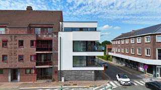 Te koop: Ruim energiezuinig appartement op centrale ligging in Maasmechelen<br /><br />Adres: Europaplein 4A2, 3630 Maasmechelen<br /><br />Dit moderne appartement is zeer centraal gelegen in de nabijheid van talloze winkels, horeca, scholen en natuurgebieden met een vlotte verbinding naar meerdere verbindingswegen. Het appartement werd in 2018 gebouwd, is gelegen op de tweede verdieping en beschikt over een bruto bewoonbare oppervlakte van 130 m².<br /><br />Indeling:<br /><br />Bij binnenkomst van het appartement komt u terecht in de hal met een apart toilet. Deze hal biedt aan de achterzijde toegang tot de master bedroom en een mooi ingerichte badkamer. De badkamer is voorzien van een inloopdouche, lavabo en toilet.<br /><br />Via de hal betreedt u daarna aan de rechterzijde van het appartement een tweede ruime slaapkamer.<br /><br />Vervolgens komt u binnen in de open keuken met daar aansluitend een berging. De keuken loopt direct over in de lichtrijke leefruimte, waar u via een schuifraam toegang heeft tot een terras. Hier geniet u van een mooi uitzicht.<br /><br />Op de gelijkvloerse verdieping bevindt zich een ruime garage met aansluitend een praktische berging. Deze bieden extra comfort en voldoende ruimte voor het stallen van een wagen en het opbergen van diverse materialen.<br /><br />Tot slot is dit appartement zeer energiezuinig met een EPC-label A en is het toegankelijk via een lift. Dankzij de centrale ligging, de ruime indeling en het energiezuinige karakter vormt dit appartement een ideale woonst voor wie op zoek is naar comfortabel wonen in Maasmechelen.<br /><br />Vraagprijs: € 279.000,00<br /><br />Wenst u dit appartement te bezichtigen of wilt u meer informatie?<br />Neem gerust contact met ons op!