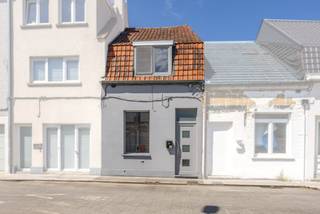 Ontdek deze leuke woning vlakbij het centrum van Harelbeke. Dankzij de ligging zijn voorzieningen nooit veraf. Winkels, scholen, openbaar vervoer,...