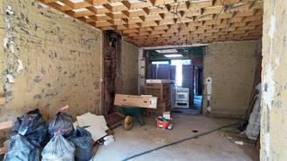 Deze halfopen bebouwing in de Aubenaslaan te Zelzate is casco afgewerkt en biedt de unieke kans om de woning volledig naar eigen smaak en stijl af...