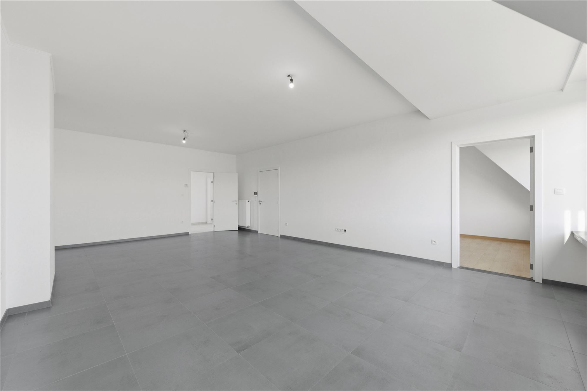 Vernieuwd ruim appartement met 1 slaapkamer - foto 2