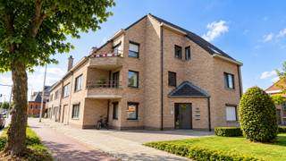 Dit verzorgde appartement is gelegen te Lokeren en biedt een comfortabele woonomgeving met een praktische indeling en aangename buitenruimte. Bij het betreden van het appartement kom je in de inkomhal, die toegang geeft tot de verschillende ruimtes.<br /><br />De woonkamer geniet van een aangename lichtinval en vormt een gezellige leefruimte waar het prettig vertoeven is. Aansluitend bevindt zich de keuken en beschikt over een aanpalende berging, ideaal voor extra opslag of het plaatsen van huishoudtoestellen.<br /><br />Het appartement beschikt over twee slaapkamers. De badkamer is voorzien van een ligbad, en daarnaast is er een apart toilet aanwezig.<br /><br />Via de keuken heb je toegang tot het terras en de tuin, waar je kan genieten van de buitenlucht. Bovendien is een garagebox inbegrepen, wat zorgt voor veilige parkeergelegenheid en bijkomende bergruimte.<br /><br />De huurprijs bedraagt €900 per maand, met €15 vaste kosten per maand. Het appartement is beschikbaar vanaf november 2026.<br /><br />Interesse in dit ruime appartement met garage? Neem dan gerust contact met ons op voor meer informatie of om een bezichtiging in te plannen.