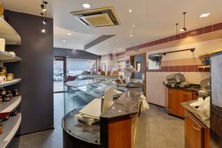 Commercieel pand met woonhuis in Mazenzele op toplocatie!Gelegen op een uitstekende zichtlocatie, bieden wij u deze ruime commerciële woning aan...