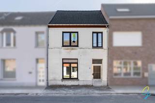 <p>Te koop in Dendermonde: Charmante gesloten bebouwing met tuin op toplocatie nabij station.<br /><br />Deze gesloten bebouwing in Dendermonde is ideaal voor wie op zoek is naar een goed gelegen woning met potentieel. De woning werd reeds deels gerenoveerd en beschikt over nieuwe ramen, een vernieuwde keuken en een nieuw dak.</p>
<p>Binnenin vindt u een gezellige leefruimte en twee volwaardige slaapkamers. Daarnaast is er een ruime zolder met de mogelijkheid om een derde slaapkamer of hobbyruimte te creëren.</p>
<p>Achteraan bevindt zich een ruime tuin waar u in alle rust kan genieten. De woning is bovendien gunstig gelegen, vlakbij het station, winkels en andere voorzieningen, wat ze extra interessant maakt voor pendelaars en gezinnen.</p>