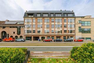 <p><span>GHENT CENTRUM - Spacieux appartement de 3 chambres à coucher dans le Miljoenenkwartier</span></p><p><span> </span></p><p><span>En bordure du Paul de Smet de Naeyerpark et de la Congreslaan, nous trouvons ce spacieux appartement de trois chambres à coucher avec des éléments authentiques et un énorme potentiel de rénovation.</span></p><p><span>Situé au premier étage de l'élégante Résidence Atlantis, l'espace de vie jouit d'une vue frontale sur le cœur vert du Miljoenenkwartier - l'un des quartiers les plus recherchés de Gand.</span></p><p><span> </span></p><p><span>Les atouts en bref : </span></p><ul><li><span>Situation centrale : gare de Gand-Saint-Pierre, magasins, restaurants et centre-ville accessibles à pied</span></li><li><span>Résidence avec caractère et charisme</span></li><li><span>Opportunité avec un grand potentiel</span></li><li><span>Trois chambres à coucher de taille normale</span></li><li><span>Terrasse arrière orientée sud-ouest</span></li><li><span>Spacieux débarras en sous-sol</span></li><li><span>Possibilité d'acquérir un garage box</span></li></ul><p><span> </span></p><p><span>A l'intérieur, nous trouvons un hall d'entrée spacieux avec vestiaire et deux débarras, un grand séjour avec coin salon et cheminée authentique, une cuisine équipée séparée avec débarras, trois chambres à coucher spacieuses avec accès à une agréable terrasse, une salle de bains avec baignoire et un débarras très spacieux au sous-sol.</span></p><p><span> </span></p><p><span>Important :</span></p><p><span>Prix indicatif de l'appartement : 475 000 EUR</span></p><p><span>Prix indicatif garage box : EUR 25,000</span></p><p><span>EPC : </span></p><p><span> </span></p>