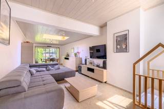 Ruime woning (255<span>m² bewoonbare opp) </span>met 4 slaapkamers, 2 badkamers, garage en tuin op een zeer centrale ligging te Nijlen! <br /><br />Indeling: inkomhal; kelder; masterbedroom met dressing en ensuite badkamer (2018), welke een toilet, bad, inloopdouche en lavabo bevat; ruime en gezellige woonkamer; geïnstalleerde keuken (2024) voorzien van de nodige toestellen; lichrijke veranda met zicht op de tuin; inpandige garage met automatische poort; aparte berging / wasplaats. <br /><br />1V: nachthal; 3 slaapkamer met rolluiken; betegelde badkamer bevat toilet, bad en lavabo. <br /><br />Beklinkerde oprit voor diverse wagens; achteraan bevindt zich een volledig omheinde tuin. <br /><br />Algemeen: <br />- EPC label C (geen renovatieplicht)<br />- Platte daken vernieuwd + geïsoleerd in 2020 en 2022<br />- Elektriciteit conform<br />- Laadpaal voor elektrische wagen voorzien en inbegrepen<br /><br />Bekijk zeker de 360° rondgang via onze website (+ mogelijkheid tot opmeten en ontmeubelen).<br />Alle attesten zijn beschikbaar onderaan op onze website. <br />Voor meer info of een bezoek: 0472 22 22 44 of thanee@solittvastgoed.be.
