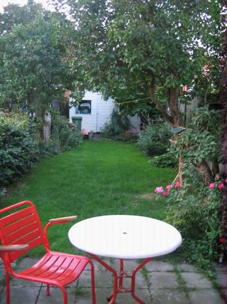 Een verrassend ruime, instapklare woning, ideaal voor een koppel, klein gezin of alleenstaande.<br /><br />Op de benedenverdieping vind je een grote woonkamer en een open keuken, beide op doorlopende visgraatparket. De open keuken is voorzien van een nieuwe ijskast en vaatwasmachine, een groot en handig keukenblok met gasvuur, gootsteen en onderaan kastruimte ; Een grote wandkast biedt de nodige opslagruimte. Het gelijkvloers loopt naadloos over in de tuin dankzij een kamerbreed schuifraam (incl. muggenraam).<br /><br />Boven tref je lichtrijke kamers en een ruime badkamer met bad (incl. douche) aan. De hele bovenverdieping is voorzien van eiken fineer parket voor een warme, natuurlijke uitstraling. De zolderkamer biedt plaats voor een bureau, kinderkamer of bergruimte.<br /><br />Een servitudeweg loopt rechtstreeks van de straat naar de tuin met een ruim tuinhuis, zodat je met vuilniszakken en fietsen niet door het huis moet. De tuin biedt een fijne buitenruimte, met bovendien veel groen in de nabije parken in de directe omgeving. De woning is gelegen in een rustige straat én ligt tegelijk zeer centraal, vlakbij scholen, winkels en alle belangrijke invalswegen van en naar Antwerpen en de haven. <br /><br />Gunstige EPC-waarde=C dus geen renovatiewerken verplicht.<br /><br />Een huis dat je echt langs de binnenkant moet bekijken. Welkom op de kijkdag op zaterdag 13 juni.<br />Meld je aan via klaartjeascoop@gmail.com en we spreken een uur af.<br /><br />Weergegeven oppervlakte is overgenomen van het EPC - attest en louter indicatief.<br /><br />Richtprijs/ bieden 'onder gesloten enveloppe'.<br />