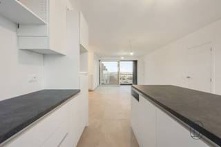 <p>Dit klassieke nieuwbouwproject in Moeskroen staat voor zorgeloos wonen op een centrale ligging.<br /><br />De architectuur straalt rust en elegantie uit, terwijl het interieur volledig inspeelt op de noden van hedendaags wonen: energiezuinig, praktisch en comfortabel.<br />Elke appartement werd ontworpen met aandacht voor functionaliteit, natuurlijke lichtinval en afwerkingskwaliteit.<br />Aangename terrassen. <br /><br />Een project dat niet alleen vandaag overtuigt, maar ook op lange termijn zijn waarde en uitstraling behoudt.<br /><br />Meer info bij Immo Beguin: sebastien@immobeguin.be</p>
