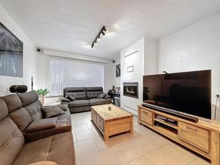 Ontdek deze ruime halfopen woning die comfort en functionaliteit perfect combineert.<br />De inkomhal leidt naar de leefruimte met zit- en eetkamer, ideaal voor gezellige avonden. Aansluitend bevindt zich de keuken met eetgedeelte, waar kookliefhebbers alle ruimte vinden. De woning beschikt over een dubbele garage met plaats voor twee wagens en praktische extra’s zoals een kelder van 23 m², een bijkeuken en een wasplaats. Een tweede badkamer verhoogt het wooncomfort. Buiten geniet je van een grote tuin met zithoek, perfect om te ontspannen of gasten te ontvangen.<br />Op de eerste verdieping vind je twee ruime slaapkamers, een bureau en een dressing. De luxueuze badkamer met hoogwaardige afwerking biedt pure verwennerij. Een vaste trap brengt je naar de zolder van maar liefst 50 m², waar je eenvoudig extra kamers kan realiseren, ideaal als hobbyruimte, bureau of bijkomende slaapkamers. Deze woning combineert royale leefruimtes met veel praktische bergruimte en een goeie ligging. Ideaal voor gezinnen die comfortabel en centraal willen wonen, met alle mogelijkheden om de woning verder naar eigen wens in te vullen.<br /><br />Extra troeven:<br /><br />Geen renovatieplicht<br /><br />Regenwaterput van 5000 liter<br /><br />Conforme elektriciteit<br /><br />Rolluiken<br /><br />Ruime kelder<br /><br />Zolder met potentieel (50 m²)<br /><br />Private staanplaats voor de woning<br /><br />Vlakbij invalswegen, centrum, scholen en winkels<br /><br />Deze woning is te koop ZONDER makelaar via het concept van Smart Houses! Inlichtingen of bezoek? Contacteer de eigenaar via 0479/10.60.78