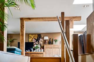 <p>Middenin het kloppende hart van ‘t historische Antwerpen bevindt zich dit indrukwekkende appartement. Met iconische hotspots zoals de Groenplaats, de Grote Markt en de Meir op slechts een steenworp afstand, geniet je hier dagelijks van de unieke charme en bruisende energie van de stad in al haar facetten.</p>
<p>Je komt binnen op de derde verdieping van dit mooi onderhouden gebouw, waar men vervolgens wordt verwelkomd in een praktische inkomhal met gastentoilet. Aansluitend heb je de riante leefruimte waar een warme, natuurlijke sfeer meteen voelbaar is dankzij de karakteristieke houten balken en prachtige planchervloeren. Bovendien staat deze ruimte in directe verbinding met het zonnige terras, een plek die ongetwijfeld uitnodigt om volop te genieten van de heerlijke buitenlucht. Verder heb je nog een moderne keuken welke werd uitgerust met een onderhoudsvriendelijke tegelvloer en hedendaagse toestellen, een perfecte combinatie tussen functionaliteit en comfort. Daarnaast beschikt dit appartement nog over een ruime slaapkamer van 17 m² met aangrenzend een badkamer met douche, handdoekradiator, lavabo in meubel en aansluitingen voor was- en droogmachine. Tot slot is er nog een royale mezzanine van 16 m², die perfect kan dienen als tweede slaapkamer. Deze verdieping beschikt eveneens over een ensuite badkamer met instapdouche, toilet en lavabo in meubel.</p>
<p>Dit is een buitenkans voor wie zoekt naar een combinatie tussen authenticiteit, licht, ruimte én een AAA-locatie, wellicht ben jij die persoon!</p>
<p><strong>Maandelijkse kosten: </strong>provisie van<strong> </strong>€ 176,30 (wordt per kwartaal opgevraagd) met een jaarlijkse afrekening (inclusief onderhoud van het gebouw, tuinen en lift, schoonmaak, water en elektriciteit gemene delen, syndicus.</p>
<p><strong>Technische gegevens: Lift aanwezig! </strong>Centrale verwarming op gas (individueel) via een condenserende ketel, HR-beglazing en dubbele beglazing in hout. <strong>Elektriciteit is conform! </strong></p>
<p><strong>Stedenbouwkundige inlichtingen en bodemattest in aanvraag. Asbestveilig. Bevindt zich niet in een risicozone voor overstromingen (P- en G-score C). Renovatieverplichting niet van toepassing.</strong></p>