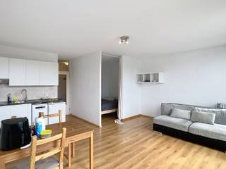 <p>Op zoek naar een instapklare studio in het hart van Leuven? Dan mag je dit knusse plekje in de Fonteinstraat zeker niet over het hoofd zien. Gelegen op de tweede verdieping van een gebouw met lift, biedt deze woning je alles wat je nodig hebt om je meteen thuis te voelen. Eenmaal binnen kom je terecht in een compacte maar functionele indeling van 47 m² bewoonbare oppervlakte. De leefruimte vormt het hart van de woning en sluit vlot aan op de ingerichte keuken, uitgerust met onder meer een vaatwasser en koelkast. De slaapkamer biedt voldoende rust om tot jezelf te komen, terwijl de badkamer alles heeft wat je verwacht van een moderne, verzorgde afwerking. Kortom, een indeling die klein maar krachtig combineert. Het gebouw verkeert in instapklare staat en beschikt over een lift, ideaal als je liever niet te veel trappen neemt. Op vlak van energie scoort dit appartement met een EPC-label B (134 kWh/m²) mooi binnen de huidige normen, wat zich ook vertaalt in een aangenaam woon- en energiecomfort. De kosten voor elektriciteit worden individueel afgerekend, terwijl water, verwarming en de gemeenschappelijke kosten via een voorschot verlopen van 85 euro. De ligging in de Fonteinstraat is een echte troef: winkels, scholen, het openbaar vervoer, een sportcentrum, het station en de invalswegen liggen allemaal binnen handbereik. Zo combineer je de rust van je eigen plek met de levendigheid van een centrumstad als Leuven. Benieuwd naar dit appartement? Neem contact op met ons kantoor en plan snel een bezoek in via www.living-stone.be! </p>