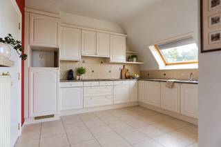 <p><span>Ruim duplexappartement met 3 slaapkamers, 2 badkamers en garagebox in Melsele</span></p>
<p><span>Op zoek naar een ruim appartement met het woongevoel van een woning? Dit instapklare duplexappartement in Melsele biedt maar liefst ca. 165 m² bewoonbare oppervlakte, verdeeld over 2 verdiepingen.</span></p>
<p><span>Op de 3de verdieping kom je binnen via de inkomhal met vestiaire en gastentoilet. De grote woonkamer sluit aan op het terras met zonneluifel. Verder vind je hier de keuken, een praktische wasberging en een 1ste ruime slaapkamer met ensuite badkamer.</span></p>
<p><span>De bovenverdieping beschikt over een bureau, 2 bijkomende slaapkamers en een 2de badkamer. Dankzij de 3 volwaardige slaapkamers en 2 badkamers is dit appartement bijzonder geschikt voor wie veel ruimte en comfort zoekt.</span></p>
<p><span>Extra troeven zijn de rolluiken op verschillende ramen, zonneluifel, conforme elektrische installatie en een privatieve garagebox met vernieuwde sectionale poort. Het appartement werd steeds zeer goed onderhouden en is onmiddellijk bewoonbaar.</span></p>
<p><br /><span>Een verrassend ruim duplexappartement op een centrale ligging in Melsele, ideaal voor wie appartementcomfort wil combineren met een uitzonderlijk grote bewoonbare oppervlakte.</span></p>
<p>Wij leiden je graag rond.</p>