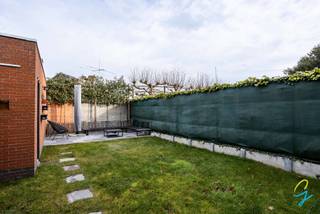 TE KOOP IN BERLARE: Charmante halfopen bebouwing met garage in BerlareDeze verzorgde halfopen bebouwing in Berlare biedt comfortabel wonen in een...