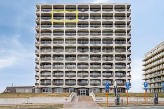 Op zoek naar een instapklaar appartement op een toplocatie in De Panne? Dan is dit lichtrijke appartement op de negende verdieping van Residentie Westdiep een buitenkans.<br /><br />Op slechts <strong>50 meter van het strand</strong> geniet je elke dag van de zee, de frisse zeelucht en lange wandelingen langs de kust. Tegelijk biedt het appartement een prachtig, vrij uitzicht over de Westhoekduinen, waardoor je rust en natuur perfect combineert met de levendigheid van de badplaats.<br /><br />De ruime leefruimte baadt in het licht dankzij de grote raampartijen en sluit aan op een zonnig terras waar je in alle rust kunt genieten van het uitzicht. De open, volledig ingerichte keuken vormt het hart van het appartement en maakt het geheel extra gezellig.<br />Het appartement beschikt verder over een ruime slaapkamer met toegang tot het terras, een praktische slaaphoek, een verzorgde badkamer met ligbad, lavabo en toilet en wordt volledig gemeubeld verkocht.<br /><br /><strong>Waarom je dit appartement niet mag missen</strong>
<ul>
<li>Topligging op <strong>50 meter van het strand</strong></li>
<li>Uniek uitzicht op de Westhoekduinen</li>
<li>Ruim zonnig terras</li>
<li>Instapklaar en volledig gemeubeld</li>
<li>EPC-label C</li>
<li>Conforme elektrische installatie</li>
<li>Mogelijkheid om een garage aan te kopen (€55.000)</li>
</ul>
<br />Als extra troef wordt het <strong>zwembad van de residentie volledig vernieuwd</strong>, waardoor je binnenkort kunt genieten van een moderne zwemaccommodatie. Ook de liften worden vernieuwd. Deze werken zijn volledig ten laste van de huidige eigenaar, zodat jij zonder bijkomende kosten kunt genieten van een toekomstgerichte residentie.<br /><br />Of je nu op zoek bent naar een zorgeloos tweede verblijf, een vaste woonplaats of een interessante investering aan de Belgische kust: dit appartement combineert een uitzonderlijke ligging, comfort en een uitstekende meerwaarde.<br /><br />Interesse? Contacteer ons vandaag nog en ontdek dit pareltje aan zee.<br /><br />Let op: enkele beelden zijn met AI gegenereerd en dienen uitsluitend ter illustratie.
