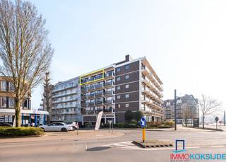 <strong>Koksijde-Bad, residentie Zandroos I, te renoveren appartement, centraal gelegen in het commerciële centrum, 5de verdieping met lift.</strong><br /> 
<p>Bestaande uit: inkomhall met afzonderlijk toilet, woonkamer met toegang tot een ruim terras met prachtig uitzicht, afzonderlijke keuken, twee slaapkamers met toegang tot terras, badkamer met ligbad en lavabo, derde slaapkamer, tweede badkamer met douche, lavabo en toilet en berging in het appartement. Mogelijkheid tot het aankopen van een autostaanplaats in de residentie. Gemeenschappelijke centrale verwarming op gas. Fietsenberging op het gelijkvloers van de residentie en privatieve berging inbegrepen in de prijs.<br /><br /><strong>Dit centraal gelegen appartement met veel potentieel geniet van een prachtig uitzicht!</strong></p>