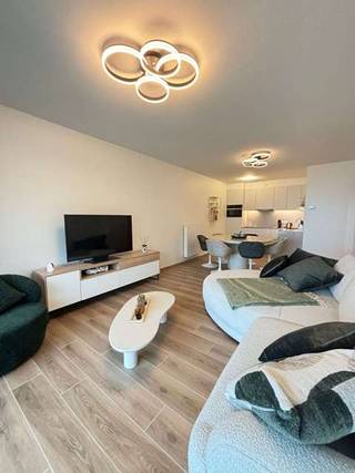Kijk nu al uit naar een mooie zomer in dit prachtig nieuwbouwappartement met frontaal zeezicht op een AAA locatie in Oostende, op wandelafstand...