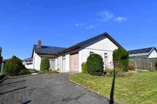 In een aangename en residentiële buurt in Wevelgem bevindt zich deze verzorgde gelijkvloerse woning op een prachtig perceel van meer dan 1.000...