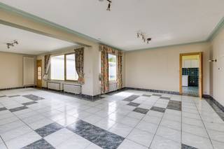 Discover this exceptional villa to renovate with a fantastic indoor pool, perfect for year-round swimming fun! Located along the Blankenberg road...