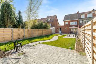 Ligging: Deze woning is rustig doch centraal gelegen binnen de stadskern van Turnhout in een charmante straat met weinig doorlopend verkeer.<br /><br />Omschrijving:<br />Deze gezellige half-open woning vinden we terug in een aangename straat in het centrum van Turnhout met een goede verbinding naar autostrade E34, scholen, openbaar vervoer en het commercieel centrum. <br />De woning is recent opgefrist waarbij men de elektriciteit, centrale verwarming (CV gas HR+), badkamer, toilet en tuin grond heeft vernieuwd. Op het gelijkvloers is de woning praktisch ingedeeld met een inkomhal, een ruime L-vormige leefruimte met grote zithoek en eetgedeelte, een aparte keuken met extra eetkamer, een toilet en een zeer ruime inpandige garage met berging en wasplaats. Op de eerste verdieping zijn 3 slaapkamers aanwezig en een volledig vernieuwde badkamer met ruime inloopdouche, alsook een apart toilet. Via een vlizotrap kan men de zolder bereiken waarbij de zoldervloer reeds geïsoleerd is. <br />De woning is gelegen op een mooi grondstuk van ca. 372m² en beschikt over een mooie aangelegd tuin en terras.