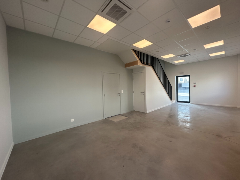 Recent magazijn met kantoorruimte – uitstekende ligging - photo 5