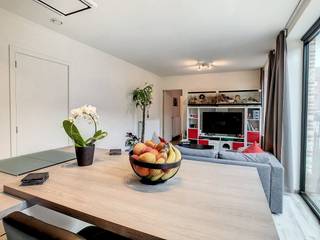 Dit appartement op de gelijkvloerse verdieping gelegen te Loenhout heeft volgende kenmerken:Indeling:- inkomhal (ca. 5m²) met gastentoilet...