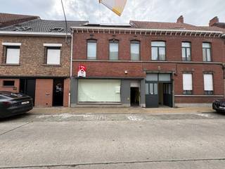 Woning met loods te koop in Geluwe<br /><br />Bij het betreden van het pand is er een mogelijkheid om een 2de living te maken op het gelijkvloers (ideaal als kangoeroewoning) of terug omzetten als winkel. Er is momenteel een slaapkamer aanwezig en er kan ook een badkamer geïnstalleerd worden. Via de berging kom je in de tuin die ook toegang heeft naar het eerste verdiep. Ook 4 airco's aanwezig op het gelijkvloers. <br />1ste verdiep: living met zicht op het terras en open keuken + toilet (ook hier een airco aanwezig)<br />2de verdiep: 3 slaapkamers en badkamer <br />loods: opp +/- 90m² - 3m80 breed &amp; 3m10 hoog (betonvloer)<br /><br />Ideaal voor:
<ul><li>gezinnen die ruimte en flexibiliteit zoeken</li><li>investeerders (2 wooneenheden mogelijk - aparte meters reeds aanwezig)</li><li>zelfstandigen die wonen en werken willen combineren</li></ul>
pluspunten:
<ul><li>28 zonnepanelen (8 maand energieonafhankelijk)</li><li>gestuurde warmtepompboiler</li><li>5 airco's</li><li>uitweg achteraan via loods</li></ul>