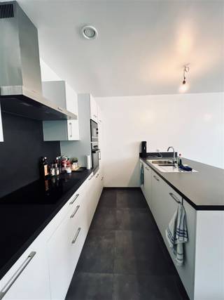 Dit volledig geschillderd appartement is gelegen op de eerste verdieping in het centrum van Melsele met zicht op de Onze-Lieve-Vrouwkerk. U beschikt over een gezellig terras en een ondergrondse garage.U betreedt het appartementencomplex via de algemene inkomhal, zowel via de lift als via de trap bereikt u de inkomdeur van het appartement. De indeling van het volledig geschilderd appartement is als volgt: U betreedt het appartement via de inkomhal met apart toilet en ingemaakte kasten. Verder is er een lichtrijke leefruimte en volledig geïnstalleerde keuken met toegang tot het terras. Twee slaapkamers en een ingerichte badkamer met douche en dubbele lavabo met meubel.Nog enkele troeven van dit appartement: Centrale verwarming op aardgas, hoogwaardige afwerking, volledig geschilderd, ondergrondse garage aan €50,00/maand (verplicht) en lage algemene kosten van €50,00/maand.Het appartement is vrij vanaf 1 december 2026.Interesse? Aarzel zeker niet om ons vrijblijvend te contacteren (verhuur@bebuild.be).