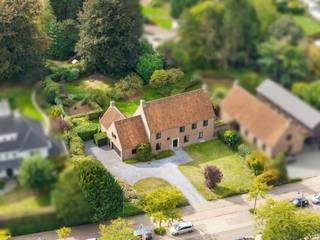 Deze stijlvolle villa gelegen in Kermt, Hasselt biedt uitzonderlijk veel ruimte en comfort. Met een bewoonbare oppervlakte van 529 m², verdeeld over...