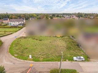 <p><strong>Bouwgrond van 682 m² voor open bebouwing op een rustige toplocatie.</strong><br />Met een uniek zicht op het "Kapelleke van Tongerlo en op wandelafstand van de dorpskern van Tongerlo.</p>
<p><strong>Ligging:<br /></strong>Op de kruising van de Geelse straat en Aarthof pal tegenover het zeer charmante Kapelleke.<br />De dorpskern van het levendige Tongerlo bevindt zich op wandelafstand.</p>
<p>Met een bouwzone van 15m op 9m is deze grond uiterst geschikt voor het realiseren van een charmante open bebouwing in deze rustige en landelijke gemeente. <br />Met 682m² is dit het ideale perceel voor het creëren van een ruime woning met een onderhoudsvriendelijke tuin. 1,5 bouwlaag en zadeldak zijn verplicht opgenomen in de bouwvoorschriften. Dit om het dorpskarakter te behouden.<br /><br /></p>
<p><strong>Bijzondere informatieplicht:</strong> Geen omgevingsvergunning voor stedenbouwkundige handelingen uitgereikt, woongebied, geen rechterlijke herstelmaatregel of bestuurlijke maatregel opgelegd, geen voorkooprecht ruimtelijke ordening, omgevingsvergunning voor het verkavelen van gronden uitgereikt.</p>
