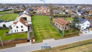 Gelegen nabij het centrum van De Pinte en op fietsafstand van winkels, scholen, station,... treffen we dit bouwrijpe, zeer ruime lot bouwgrond...