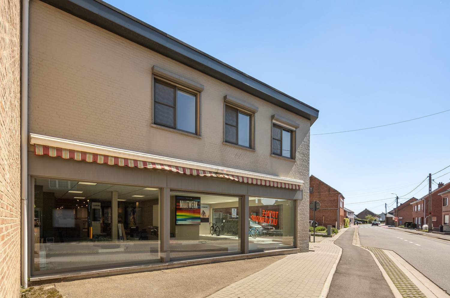 Commercieel pand met ruime handelsruimte, loods én drie-slaapkamer appartement van 160 m² in Wezemaal ! - photo 2