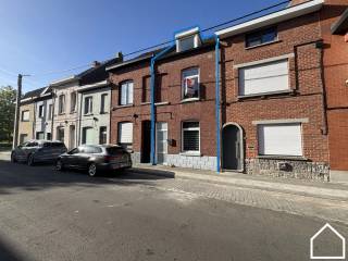 Deze instapklare woning in ‘ONS DORP’ te Menen biedt een unieke kans voor wie op zoek is naar een ideale starterswoning of interessante investeringseigendom.<br /><br />SCHRIJF JE IN VOOR DE KIJKDAG OP ZATERDAG 19/09; https://partnersinvastgoed.be/te-koop/huis/menen/instapklare-woning-met-3-slpks-epc-c-en-toffe-tuin#bezoekmomenten<br /><br />ONTDEK DE VASTGOEDVIDEO; https://youtube.com/embed/iIMnavFgmC0<br /><br />Indeling;<br /><br />Inkom (4,2m²) - Glv slaapkamer 1 of bureau (10,7m²) - leefruimte (14m²) - aparte berging (1,8m²) - uitgeruste keuken met enkele wastafel, elektrische kookplaat, oven, frigo (10,33m²) - apart toilet - wasberging (3,33m²) - buitenberging (10,23m²) - terras (20,7m²) - tuin (98,4m²) <br /><br />1ste verdieping;<br /><br />Nachthal (5,4m²) - slaapkamer 2 (15m²) - berging - badkamer met douchecel, dubbele wastafel en toilet (7,6m²)<br /><br />2de verdieping;<br /><br />Slaapkamer 3 (20,53m²) <br /><br />Extra; overal centrale verwarming, conforme elektriciteit, EPC C,...