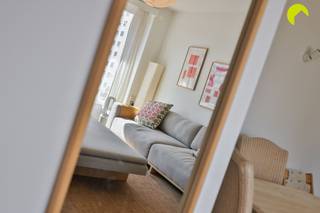 <p><span>Dit gunstig gelegen en instapklaar appartement bevindt zich op de groene Fruithoflaan met de Delhaize en diverse winkels, banken, scholen en sportfaciliteiten op wandelafstand. </span></p><p><span>Ook openbaar vervoer is in de directe nabijheid. (treinstation Berchem, tram 7 en 15 en diverse bus verbindingen) net als het vélo-systeem van de stad Antwerpen. Belangrijke invalswegen bereik je in enkele minuten. </span></p><p><span>De ligging is dus een absolute troef van dit appartement.</span></p><p><span>Het appartement bevindt zich op de vijfde verdieping van een verzorgd appartementsgebouw waarvan het dak reeds conform de huidige isolatienormen werd vernieuwd. In 2021 onderging het appartement een grondige renovatie, waardoor het volledig instapklaar is. De afwerking is modern en tijdloos, de elektrische installatie is conform en het epc-label is een mooie B. </span></p><p><span>De lichtrijke living vormt samen met de open, volledig uitgeruste keuken een aangename leefruimte van ongeveer 36 m². Dankzij de grote raampartijen geniet u hier de hele dag van een mooie natuurlijke lichtinval. </span></p><p><span>Vanuit de keuken heeft u rechtstreeks toegang tot het ruime, Oostgerichte terras van circa 18 m², een heerlijke plek om rustig te ontbijten of te genieten van de voormiddagzon.</span></p><p><span>Verder beschikt het appartement over twee volwaardige slaapkamers van ongeveer 14 m² en 11 m². De stijlvolle badkamer is uitgerust met een inloopdouche, een modern wastafelmeubel en aansluitingen voor een wasmachine en droogkast. Het toilet bevindt zich apart. </span></p><p><span>Als extra beschikt het appartement over een privatieve kelderberging.</span></p><p><span>In het gebouw is een afgesloten fietsberging. Op het terrein zijn er heel wat parkeerplaatsen voor auto's en fietsen.</span></p><p><span>Het appartement wordt momenteel verhuurd en wordt zeer netjes onderhouden door de huurder. M.a.w ook interessant als opbrengsteigendom!</span></p><p><span>Troeven:</span></p><ul><li><span>Centrale locatie</span></li><li><span>Volledig gerenoveerd in 2021</span></li><li><span>Instapklaar en uitstekend onderhouden</span></li><li><span>Conforme elektrische installatie en gunstig epc</span></li><li><span>Veel licht</span></li><li><span>Ruim terras van ca. 18 m²</span></li><li><span>Privatieve kelderberging</span></li><li><span>Verzorgd gebouw met geïsoleerd dak</span></li></ul><p><span> </span></p><p><span>Nuttige informatie:</span></p><p><span> </span></p><ul><li><span>EPC 137 kWh (m²/jaar)</span></li><li><span>P-score D en G-score A</span></li><li><span>Maandelijkse kosten € 289 (verwarming op gas, water, blokpolis, syndicus, het onderhoud van de gemeenschappelijke delen, de lift en de verlichting van het gebouw)</span></li><li><span>Beschikbaarheid voor eigen bewoning: huurovereenkomst te respecteren d.w.z 6 maanden vanaf akte</span></li></ul><p><span> </span></p><p><span>Voor meer info of een bezoek ter plaatse, bel ons op 03-449 42 41 of mail ons via hallo@habicom.be</span></p><p><span>Benieuwd naar de waarde van jouw woning? Check het gratis op <span>www.watismijnhuiswaard.be</span></span></p><p><span> </span></p><p><span> </span></p>