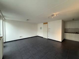 Dit appartement is gelegen op de eerste verdieping in het centrum van Geel en op wandelafstand van de markt.Via de inkomhal hebben we toegang tot de...