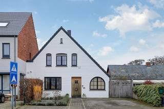 In het centrum van Paal vinden we dit charmant huis terug.Op het gelijkvloers is er een wel heel ruime leefruimte met open keuken, deze keuken is...