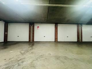 Bent u op zoek naar een garagebox te huur in het centrum van Bredene? Deze afgesloten garagebox bevindt zich op verdiep -1, onder de Albert Heijn,...