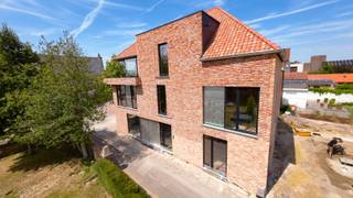 <span><span>Residentieel wonen in het centrum van <strong>Westrozebeke</strong> vlakbij Roeselare & Staden.<br /><br /><strong>Residentie GILDHOF</strong> is een kleinschalig én zeer energiezuinig nieuwbouwproject bestaande uit <strong>3 appartementen, 6 garages en 2 woningen</strong>. Het betreft telkens 3 ruime en lichtrijke drieslaapkamerappartementen, gelegen op een unieke en centrale ligging in de schaduw van de kerk.<br /><br />Comfort, energiezuinigheid, kwaliteit en centrale ligging zijn de eigenschappen van deze residentie. <br /><br />Tijdens de ontwerpfase werd veel aandacht geschonken aan enerzijds de energiezuinigheid en anderzijds het wooncomfort van de bewoners:</span></span>
<ul>
<li><span><span>Praktische indeling;</span></span></li>
<li><span><span>veel lichtinval;</span></span></li>
<li><span><span>optimale oriëntatie;</span></span></li>
<li><span><span><strong>tuin of ruim terras</strong>;</span></span></li>
<li><span><span>...</span></span></li>
</ul>
<span><span>Op deze manier is het zowel binnen als buiten aangenaam vertoeven in deze residentie.<br /><br />Op het gelijkvloers zijn er tevens ook 6 garageboxen voorzien. Telkens met een afmeting van +- 3.00 m x 5.74 m. Allen zijn ze voorzien van een <strong>geautomatiseerde sectionaalpoort</strong>.</span><br /><br /><span>De moderne lijn van het gebouw en de keuze van materialen (waarbij de nodige aandacht werd besteed aan duurzaamheid, door recup van bestaande bakstenen/gevelstenen) zorgen voor een hedendaagse en tijdloze uitstraling waarbij energiezuinigheid en kwaliteit hoog in het vaandel worden gedragen.</span></span><br /><br /><span><span>De 3 appartementen hebben bewoonbare oppervlaktes variërende van 113 m² tot 128 m². De 2 woningen beschikken over woonoppervlaktes inclusief zolder van respectievelijk 174 m<sup>2</sup> en 181 m<sup>2</sup>. Zowel voor wie op zoek is naar een ruim drieslaapkamerappartement of voor wie droomt van een comfortabele nieuwbouwwoning zijn er dus mogelijkheden binnen ons aanbod.<br /><br />Alle appartementen en woningen in Residentie Gildhof zijn uitgerust met de <strong>nieuwste energiezuinige technieken</strong>, nl. <strong>vloerverwarming in combinatie met warmtepomp (lucht/water)</strong>. Hierdoor geniet u heel het jaar door over een aangenaam binnenklimaat. Ieder appartement en woning zal beschikken over een <strong>privatieve regenwaterput </strong>van 5.000 L tot 7.500 L, alsook over zijn eigen <strong>fotovoltaïsche zonnepanelen</strong> op het dak van de residentie. Voor de afwerking (materiaalkeuzes) heeft de bouwheer voldoende budget voorzien zodat u als koper kan genieten van mooie keuzes bij de leveranciers. Het lastenboek en de lijst van de leveranciers zijn te verkrijgen bij de makelaar. </span><strong><em><span>Uiteraard kan alles volledig op maat van de wensen van de klant afgewerkt worden. </span></em></strong><br /><br /><span>Ideaal voor wie op zoek is naar een vaste woonplaats, een tweede verblijf of een veilige investering met groeiende meerwaarde. Kom langs op ons kantoor en ontvang een unieke verkoopbrochure van Residentie 'Gildhof'.<br /><br /><strong>!! Aankoop aan het voordeel-tarief van 6% is mogelijk !! </strong>- << onder voorwaarden >><br /><br />De oplevering van dit nieuwbouwproject is voorzien in het najaar van 2026 (onder voorbehoud).</span></span><br /><br /><span><span>Bent u op zoek naar een prachtig en ruim appartement met 3 slaapkamers gelegen in een kleinschalige residentie of een stijlvolle, comfortabele nieuwbouwwoning? Plan dan snel uw afspraak! Contacteer ons op het nummer <strong>051 50 11 51</strong> of mail naar <strong>diksmuide@diksimmo.be</strong>. Wij komen ook met plezier tot bij u langs voor een persoonlijke uitleg en voorstelling van het project.</span></span>