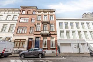 <p>Te koop: ruim herenhuis in het centrum van Mechelen met stadstuin, op korte afstand van het station en de Vaart.</p>

<p> </p>

<p>Deze woning biedt een royale oppervlakte van 373 m² en is ideaal gelegen in een levendige woonkern met scholen, openbaar vervoer en invalswegen vlakbij. De grote slaapkamers zorgen voor veel comfort en flexibiliteit, perfect voor gezinnen of wie extra ruimte zoekt. De stadstuin biedt een aangename buitenruimte midden in de stad.</p>

<p> </p>

<p>Belangrijkste ruimtes:<br />• Woonkamer met veel lichtinval en toegang tot de stadstuin<br />• Keuken met praktische indeling<br />• Ruime slaapkamers<br />• Badkamer met basisvoorzieningen<br />• Kelder op stahoogte<br />• Zolder met mogelijkheden<br />• Royale inkomhal</p>

<p> </p>

<p>Troeven:<br />• Royale oppervlakte van 373 m²<br />• Gelegen in het centrum van Mechelen nabij het station en de Vaart<br />• Grote slaapkamers</p>

<p> </p>

<p>Neem vandaag nog contact op met je ERA-makelaar voor een bezoek.</p>

<p> </p>

<p>JOUW DROOMHUIS. ZO GEVONDEN!</p>