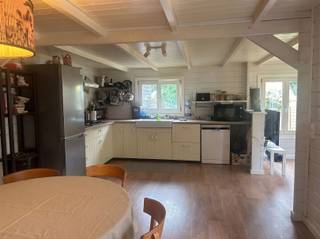 <p><span>UNIEKE KANS!</span></p><p><span>Modern opgetrokken woning gelegen in de volkstuinen tussen de Watersportbaan en de Bourgoyen Meersen.</span></p><p><span>Deze vakantiewoning situeert zich in een oase van rust vlakbij het levendige, bruisende Gent op 10 minuten fietsafstand.</span></p><p><span>De woning bestaat uit een gasten toilet, ruime lichtrijke leefruimte met open geïnstalleerde keuken en een zithoek/eethoek aansluitend zonnig zuiderterras met zicht op de mooi aangelegde tuin met nieuw tuinhuis.</span></p><p><span>Er is één slaapkamer aanwezig in de woning (maar mogelijkheid tot maken van tweede slaapkamer), badkamer met dubbele lavabo en inloopdouche, </span></p><p><span>Ideaal voor studenten of als jullie persoonlijke weekend/vakantie-oase!</span></p><p><span>Domicilie niet mogelijk.</span></p><p><span>Voor meer info contacteer Anouk van Pattymo <span>anouk@pattymo.be</span></span><span> 0476635628</span></p><p><span> </span></p><p><span> </span></p><p><span> </span></p>