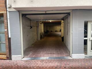 Ontdek deze comfortabele en gemakkelijk toegankelijke staanplaats in Oostende, ideaal voor wie op zoek is naar een veilige parkeeroplossing in...