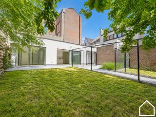 Deze gezellige studio biedt de ideale kans als opbrengsteigendom of als eerste vastgoedaankoop... gelegen op de gelijkvloerse verdieping van Residentie Melrose Place en heeft een totale oppervlakte van 51,58 m². Met daarbij een zuidwest georiënteerd terras van 16,89 m². Het appartement beschikt over 1 slaapkamer.<br /><br />Residentie MELROSE PLACE, een exclusief project op een zéér centrale ligging.<br /><br />Een project binnen in karaktervolle gebouwen in hartje Ieper. Het beperkt aantal wooneenheden zorgt voor<br />een leefbare residentie.<br /><br />Residentie MELROSE PLACE omvat 6 ruime appartementen met 1 of 2 slaapkamers en één studio op de<br />gelijkvloerse verdieping bij fase 1 (Rijselstraat). In een latere fase van dit project (Merghelynckstraat) worden er<br />1duplex-appartement , 4 lofts en 1 bestaande loft gerealiseerd.<br /><br />Verder is er ook een mogelijkheid tot aankopen van autostaanplaats en/of garage.<br /><br />Bij het ontwerp werd gekozen om exclusieve en betaalbare appartementen te ontwikkelen.<br /><br />Ook de ligging van residentie MELROSE PLACE is één van de grote pluspunten, de residentie is gelegen in<br />het hart van de stad, waar alle voorzieningen (bakkerij, slagerij, apotheek,…) na bij zijn. Er is ook een vlotte<br />verbinding met de Noorderring die u vlot tot de oprit van de A19 brengt.