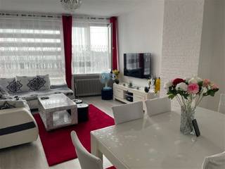 <p><span>Ben je op zoek naar een instapklaar appartement in het centrum van Boom met een mooi uitzicht? Dan is dit iets voor jou. Via een inkomsas kom je in de lichte woonplaats met aansluitend de keuken en een extra berging. Via de nachthal ga je naar de 2 slaapkamers (8m²; 13m²). Verder is er een douchekamer met lavabo en een apart toilet. In de kelder is er nog een privatieve berging. </span></p><p><span>Gemeenschappelijk kosten zijn 185€ per maand inclusief verwarming.</span></p><p><span> </span></p><p><span>EPC: 200kWh/(m² jaar)</span></p><p><span> </span></p><p><span>Stedenbouwkundige inlichtingen in aanvraag</span></p><p><span> </span></p><p><span>Voor meer inlichtingen, een bezoek of een vrijblijvende waardebepaling van uw eigendom info@vastgoedclement.be.</span></p><p><span> </span></p><p><span> </span></p>
