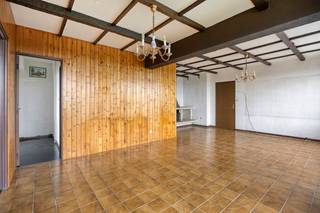 <p>immo DAVID stelt voor: op te frissen 2-slaapkamerappartement met prachtig uitzicht<br /><br />Op de 12de verdieping, zonder bovenburen, bevindt zich dit lichtrijke appartement van 83 m². Met een oppervlakte die ruim boven de gebruikelijke 72 m² ligt voor vergelijkbare appartementen in het gebouw, geniet u van extra leefruimte en comfort. Dankzij de hoge ligging geniet u bovendien van rust, privacy en een uitzonderlijk vrij uitzicht.<br /><br />De functionele indeling vormt de ideale basis voor een renovatie volledig naar eigen smaak. De woonkamer geeft, net als de keuken, rechtstreeks toegang tot het zuidgericht terras, waar u in alle rust kunt genieten van de groene omgeving.<br /><br />Verder beschikt het appartement over twee slaapkamers van elk 12 m², die ook perfect kunnen dienen als bureau, dressing of kinderkamer. De badkamer is uitgerust met een douche en een lavabo.<br /><br />Bovendien is het appartement voorzien van PVC-ramen met dubbele beglazing en beschikt het over een gunstig EPC B.<br /><br />De ligging is een absolute troef: vlak bij de Ring, het centrum van Brussel, het UZ Jette, scholen, openbaar vervoer, winkels, het Laarbeekbos en diverse fietsverbindingen.<br /><br />Bent u op zoek naar een ruim appartement met veel potentieel op een uitstekende locatie? Dan is dit de ideale opportuniteit.</p>