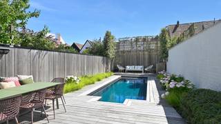 This recently built house is located in a quiet and desirable neighbourhood and finished with durable materials and high-quality touches. Whether you're looking for a main residence or a perfect second home by the coast, this property offers both comfort and peace of mind.<br /><br />Layout:<br />The spacious entrance hall with guest toilet leads to an open-plan, fully equipped kitchen and a bright living and dining area with a gas fireplace. Large windows offer plenty of natural light and provide direct access to the terrace and the neatly landscaped garden – an ideal spot for relaxing or entertaining.<br /><br />On the first floor, two well-sized bedrooms each have their own private bathroom. The second floor offers two more large bedrooms, a shared shower room, and a separate toilet – perfect for children, guests, or a home office.<br /><br />Additional features include an integrated garage and two parking spaces on the driveway.<br /><br />Move-in ready home in a quiet yet well-connected location – ideal as a primary residence or second home near the coast.