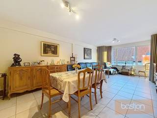 In het centrum van Marke bevindt zich dit leuke appartement.Het appartement heeft volgende indeling: Inkomhal, leefruimte met open ingerichte keuken,...