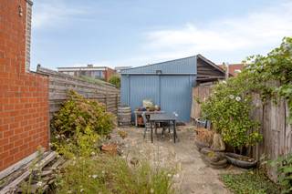 Deze woning met handige uitweg achteraan is gelegen in een rustige straat nabij centrum Brugge en werd enkele jaren geleden deels onder handen genomen.<br />De woning bestaat momenteel uit een inkom, leefruimte, gastentoilet, keuken, berging met directe toegang tot een ruime aansluitende loods (loods is nooit vergund geweest, maar intussen wel verjaard). Achter deze ruimte bevindt zich nog een een zuidgericht terras/tuintje met handige uitgang naar de achterliggende straat.<br />Op de eerste verdieping bevinden zich een gerenoveerde badkamer, een slaapkamer en een kleine ruimte voor een dressing. Van hieruit heeft men toegang tot de geïsoleerde zolder waarin een tweede slaapkamer kan gerealiseerd worden.<br />De volgende belangrijke renovaties werden destijds uitgevoerd: Er werd een nieuwe afvoer geplaatst, elektriciteitskast werd vernieuwd, er liggen 12 zonnepanelen, een energiezuinige condensatieketel op gas, achterliggend dak werd deels vernieuwd en ook gastentoilet en badkamer werden reeds aangepakt.<br />Het overige biedt nog mogelijkheden tot renovatie en eigen inrichting.<br />Bent u op zoek naar een op te knappen woning met uitweg in een rustige straat nabij centrum, neem gerust contact op voor meer info of om een bezoek in te plannen.<br /> 